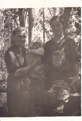 Ольга Георгиевна с дчерью и внуками