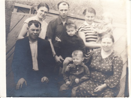 Дед Василий с женой,  детьми и внуками
