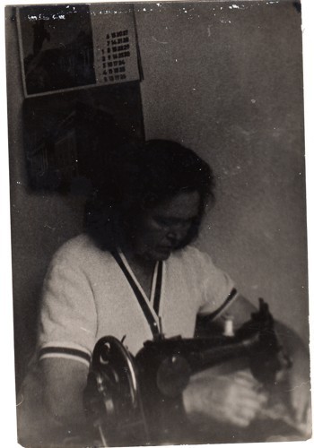 Мама за шитьем