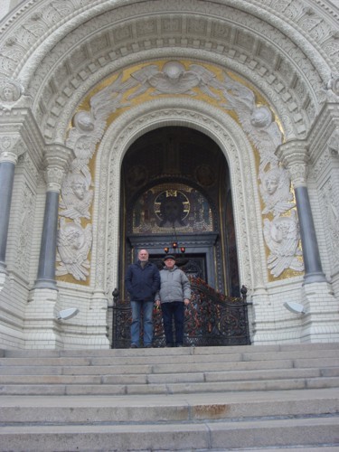 У дверей собора